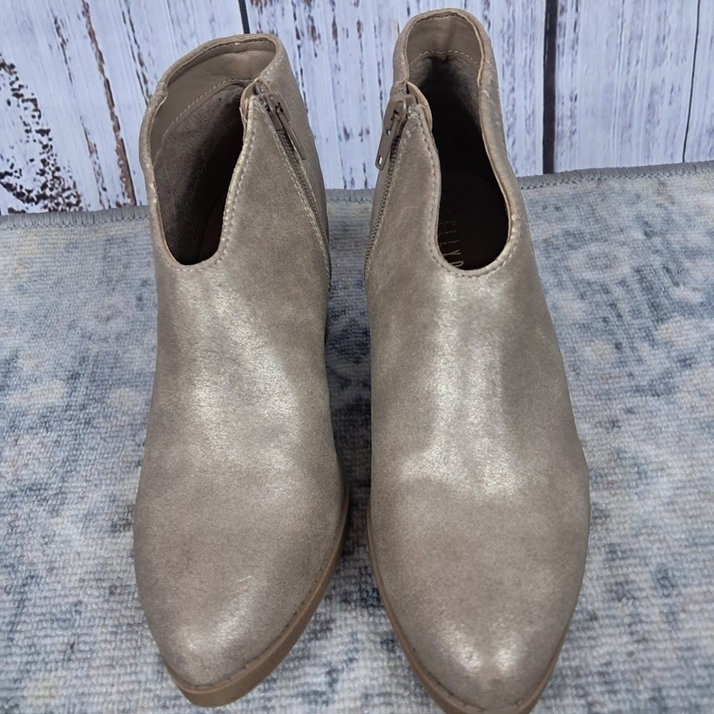 NWOT JELLYPOP 6.5 Kelly Beige Gold Glitter Ankle‎ Booties Faux Suede Wooden Heel - Picture 7 of 8